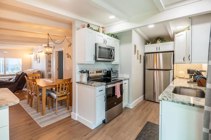 Cottage — Full kitchen