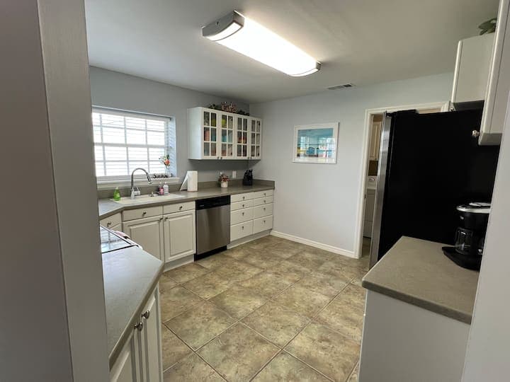 Dempsey — Full kitchen