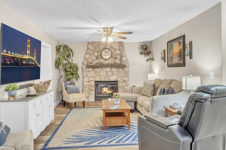 Saint Augustine — Living room